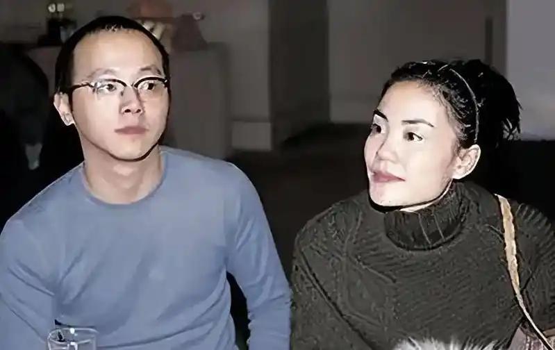 “我要和你离婚！”，窦唯出轨被抓包后，怒批王菲事业心太重，两人的婚姻完全是有名无