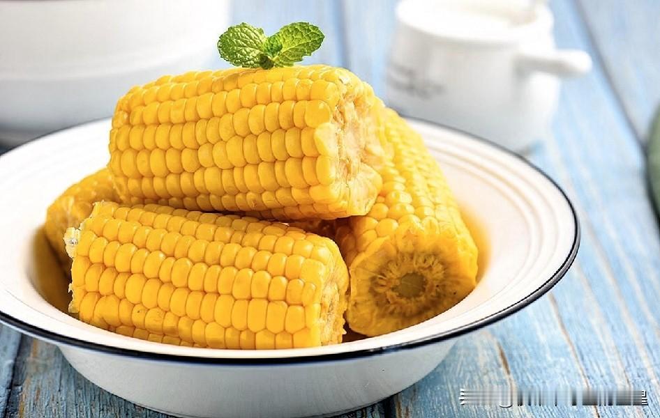 不少糖友谈主食就犯愁，其实选对玉米，对控糖还挺友好。
 
玉米富含膳食纤维，能延