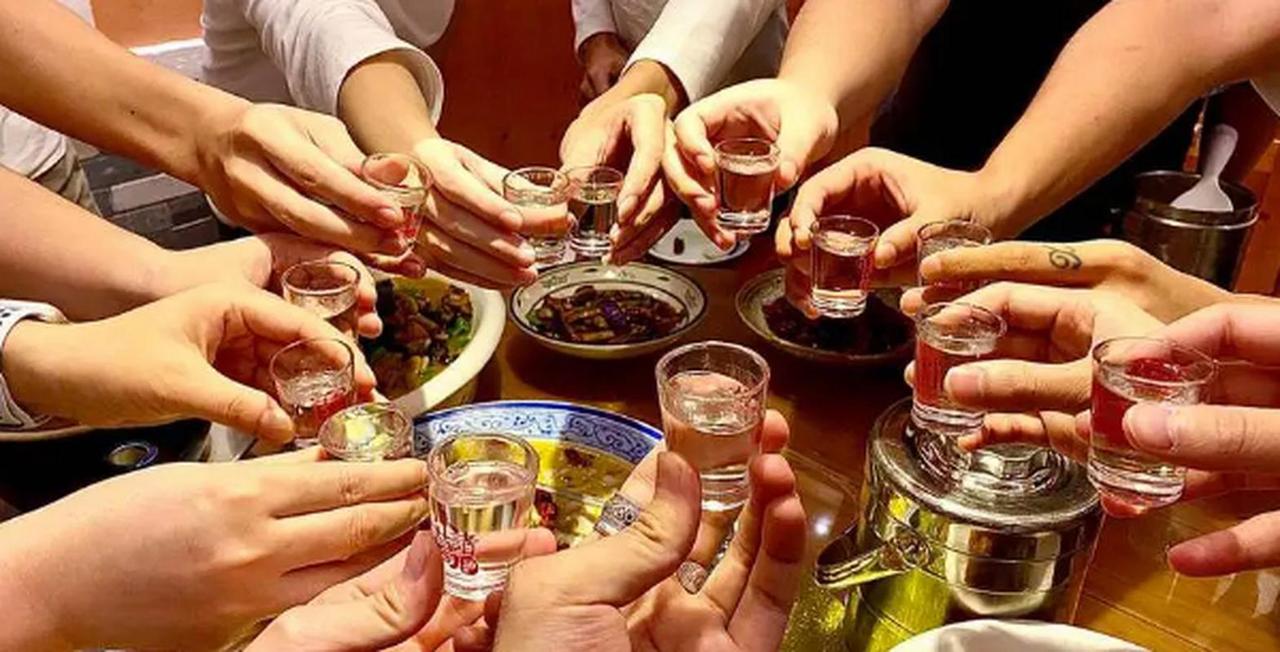 酒后识人品：

1、酒后爱吹牛的人， 内心渴望改变。
2、酒后喜欢去足疗的人，太