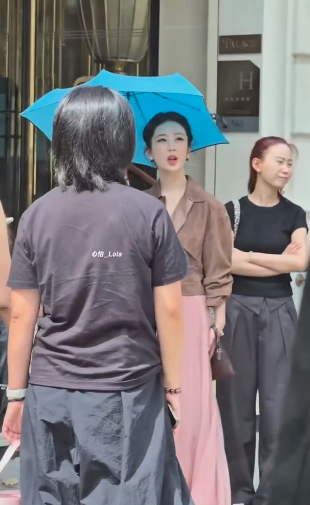 杨紫行程 真脚不着地了 大红大紫的紫妹，忙得脚不沾地咧杨紫