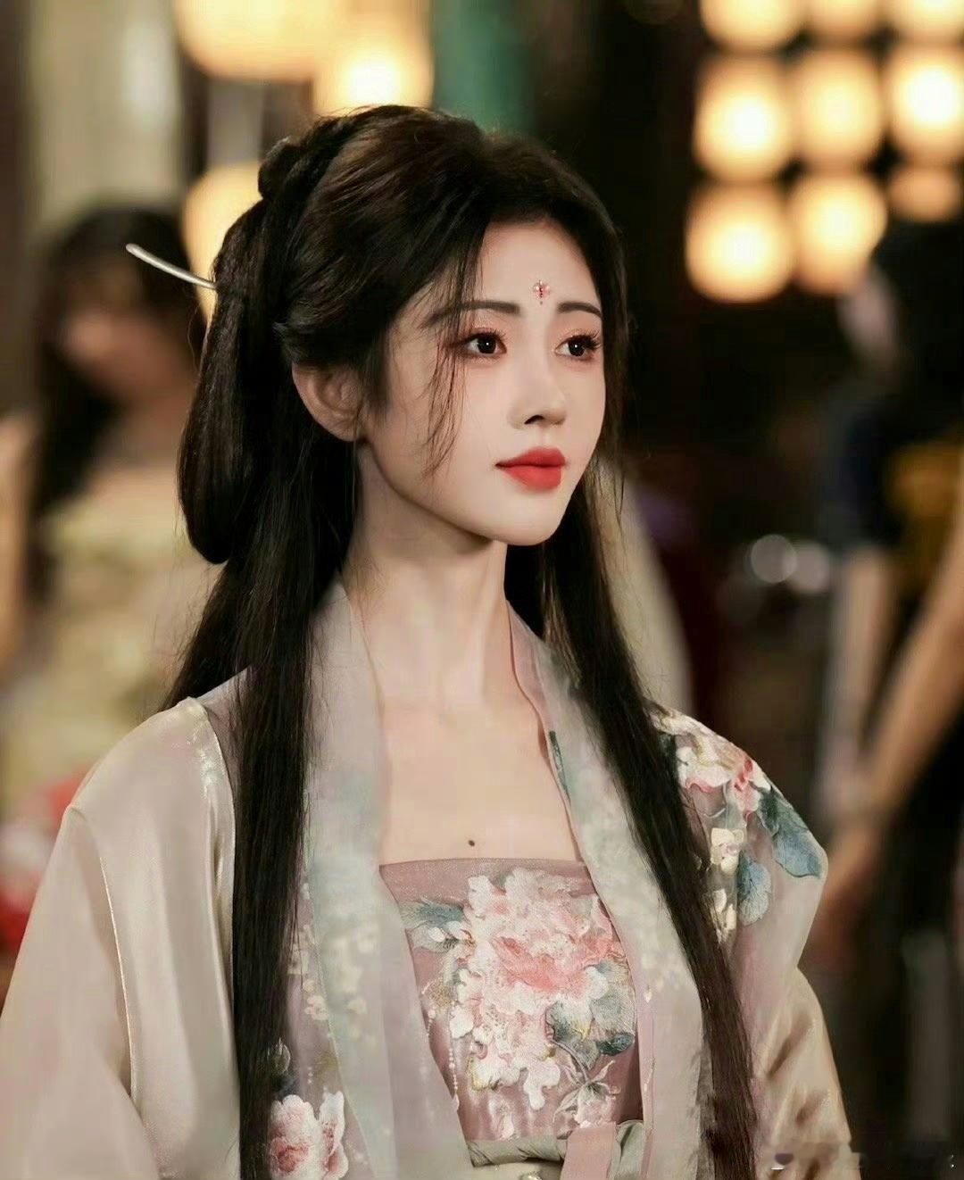 鞠婧祎新剧造型，万年不变的魅力。 ​​​