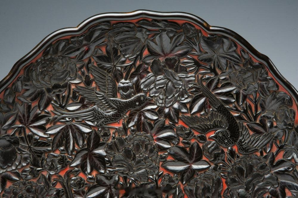 髹饰录 | 明 剔黑花鸟图纹盘尺寸：H. 6.34 cm x Diam. 38.