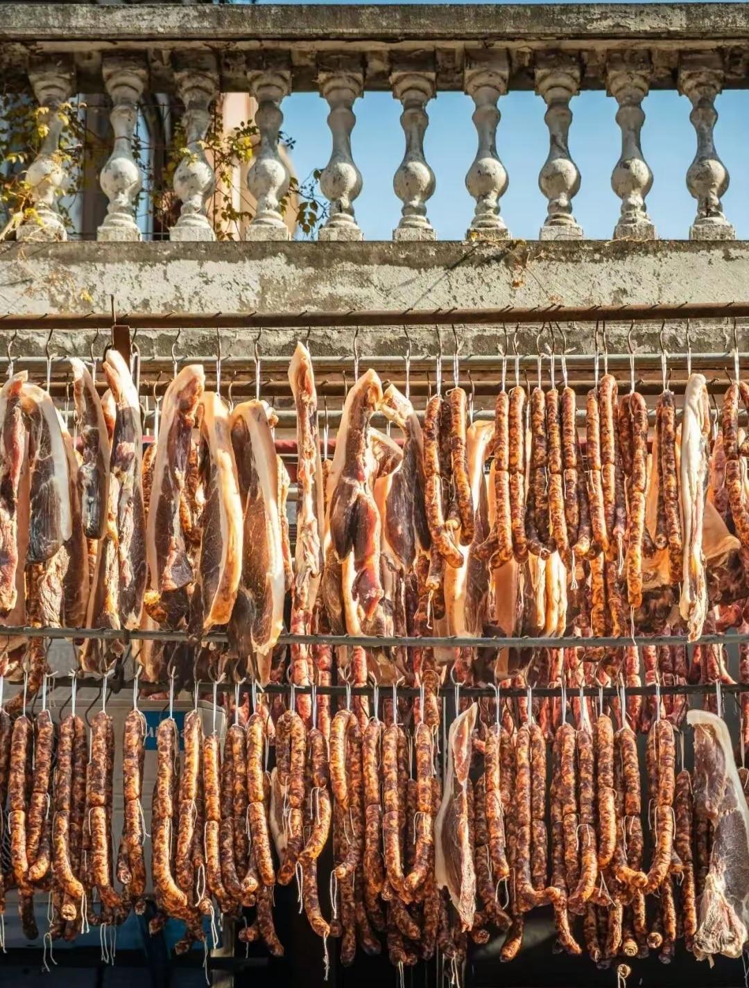 冬至前后，武汉家家户户要腌腊肉、腊肠，阳台上挂在外面的货多到让人惊叹，这都是几口