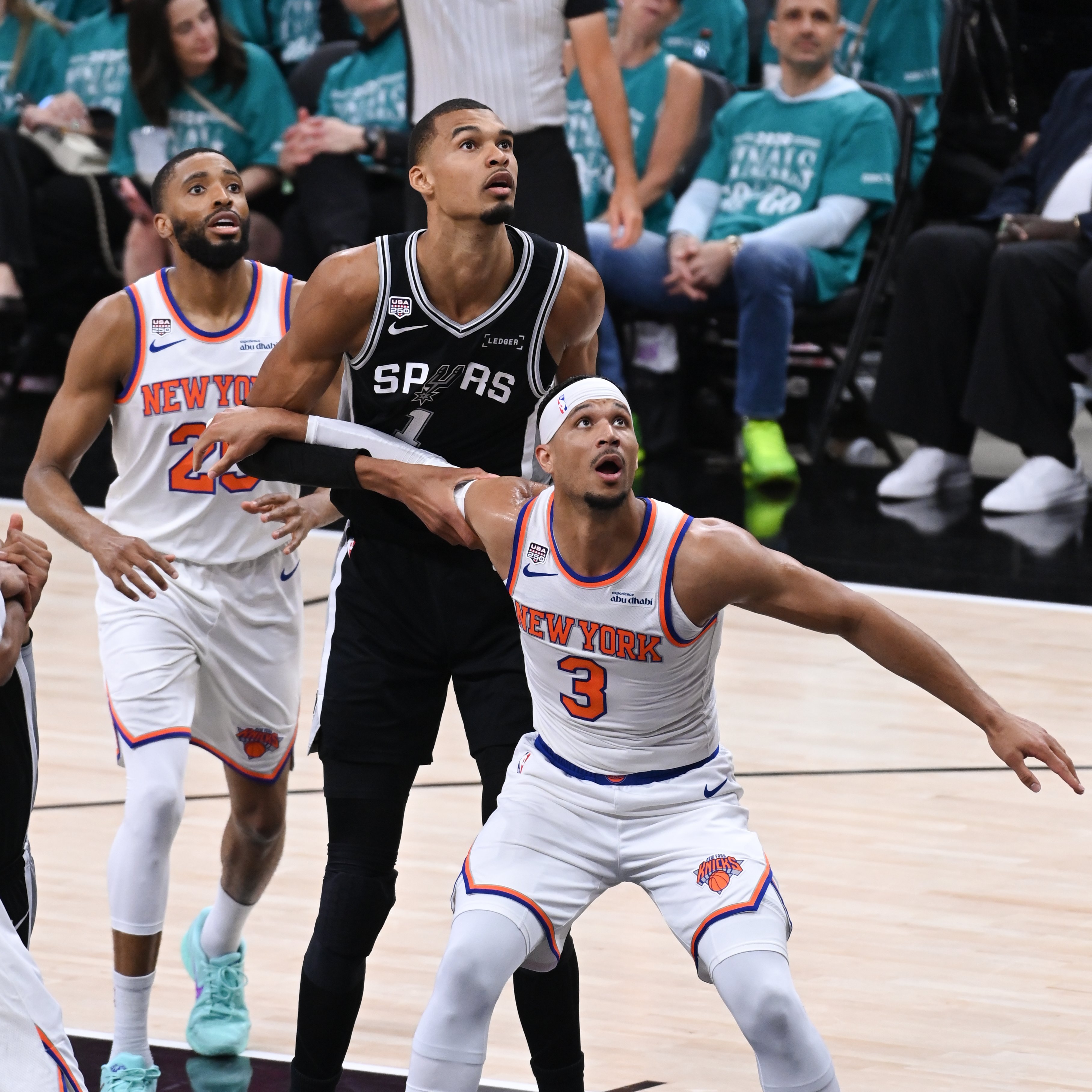 NBA总决赛第一场篮板数🗽 乔什·哈特：15个🗽 卡尔-安东尼·唐斯：12个