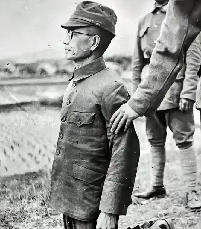 1947年，一个日军中将被执行枪决。然而，连中三枪他都没死。突然，监刑军官对开枪