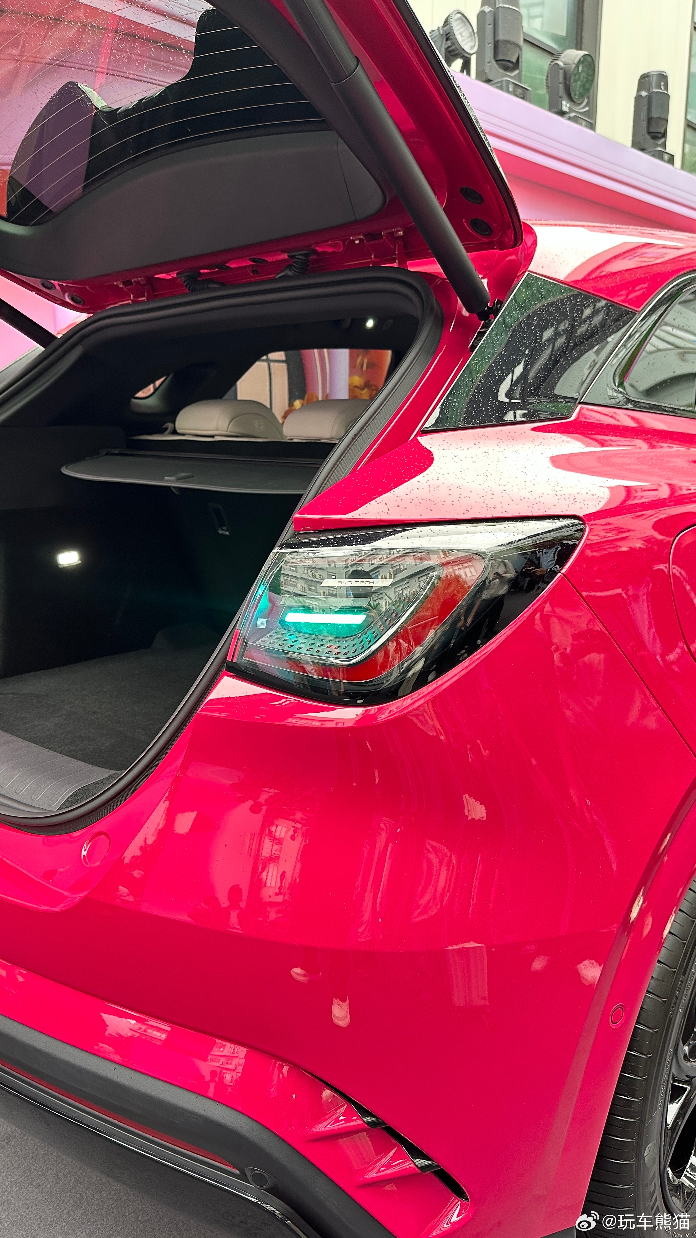 这两个9000块钱的颜色免费，有点意思~ 