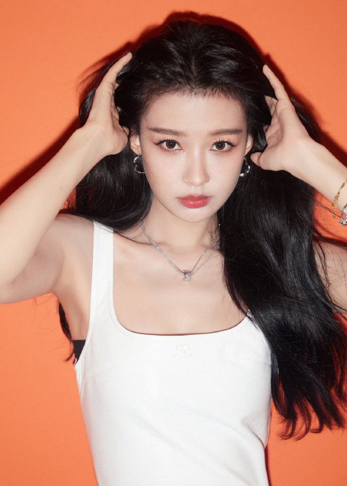 孙怡乘风兔塑这个孙怡萌成啥了 没有刻意卖萌，但每一个小表情都像小兔子在探头探脑。