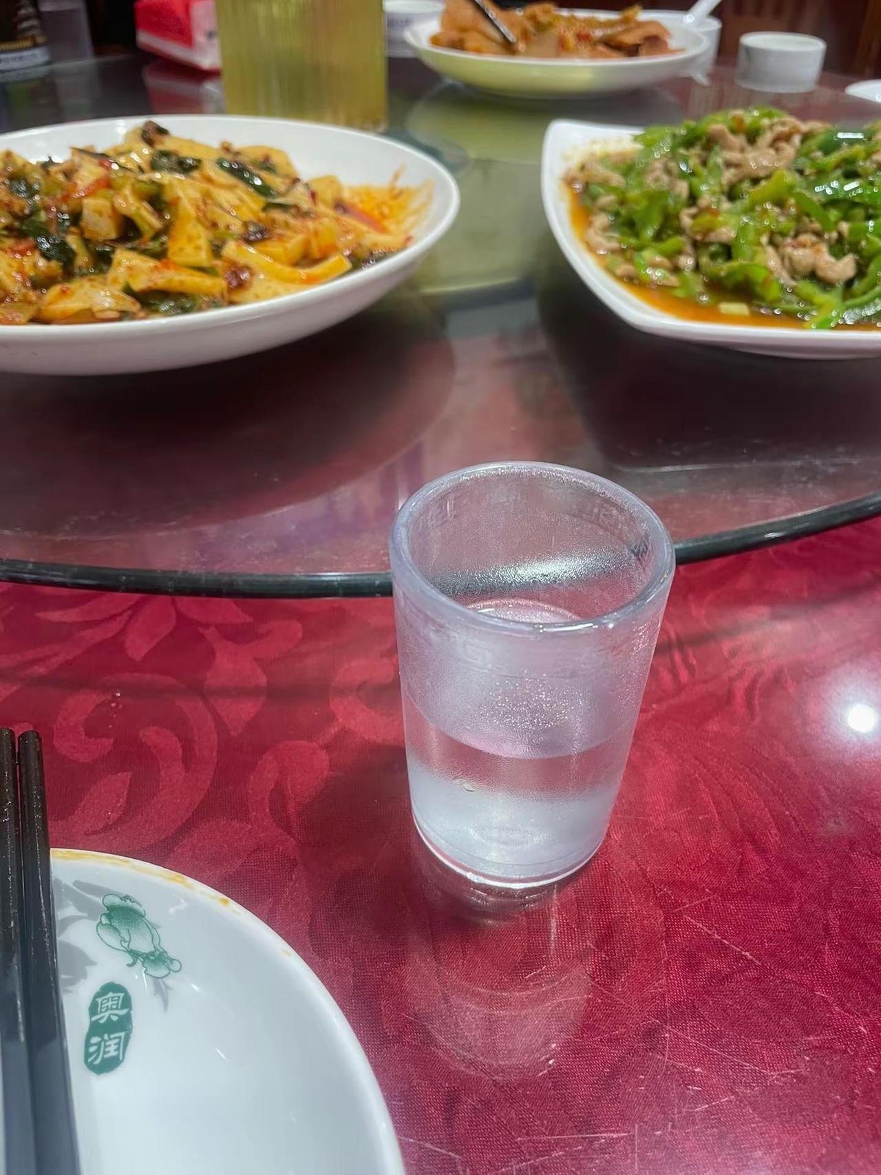 感情深一口闷，感情浅舔一舔！朋友相聚我干了你随意！