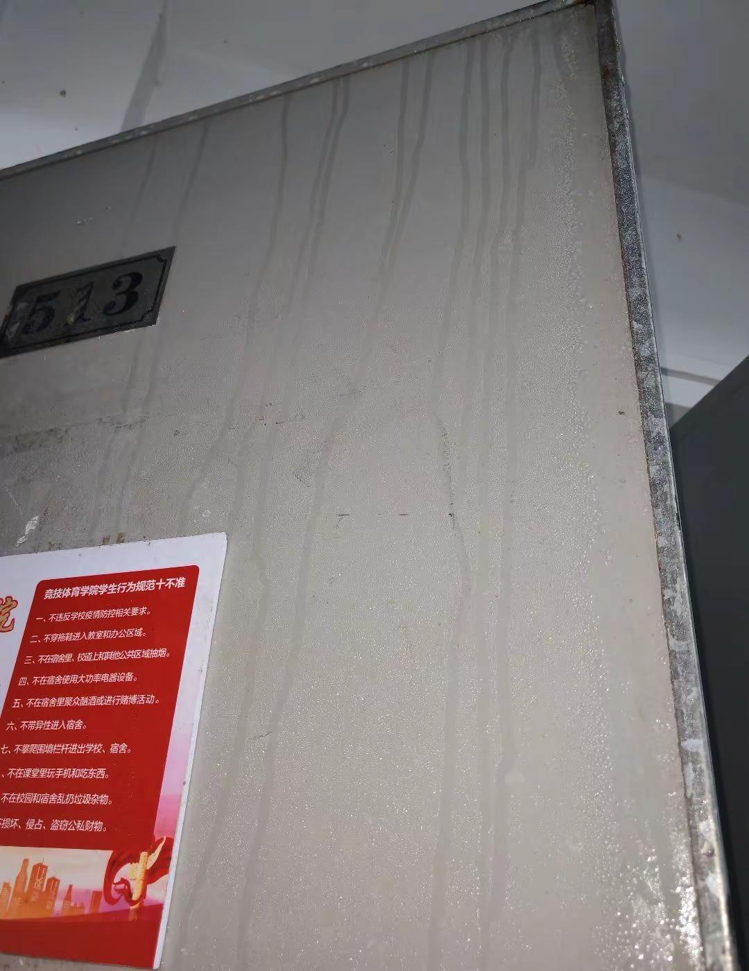 广东别下雨了呗 门都要被泡走了衣服都见到屈原了跟掉进汩罗江没区别别下雨了 回南天