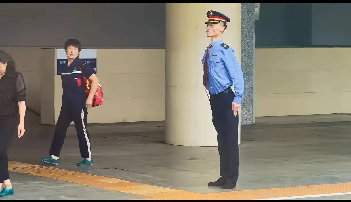 为这位铁路执勤人员点赞！这标准的站姿，一般人可不能达到，而且也不能这么长久，你看