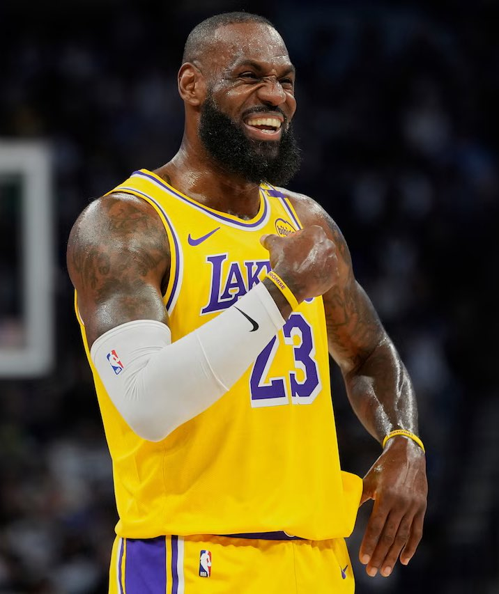 詹姆斯还差95分就能成为NBA历史上最年轻的43000分先生了。湖人