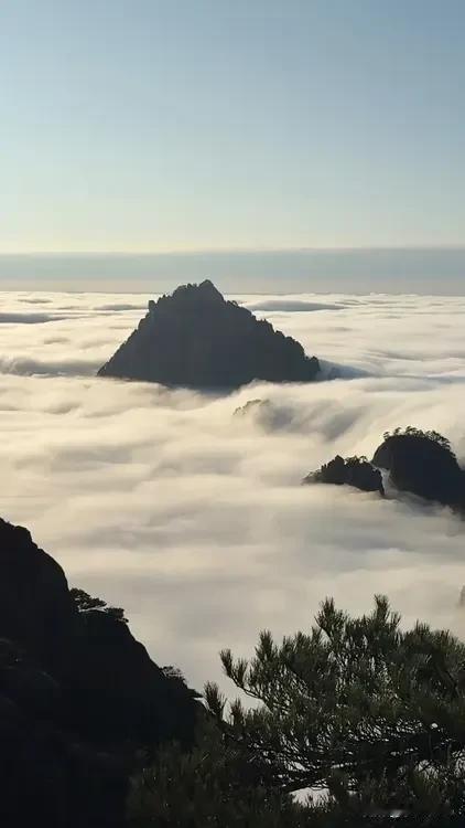 黄山云海，真乃人间奇景！
黄山的云海不愧为黄山的一绝。
看过黄山云海，无人不被震