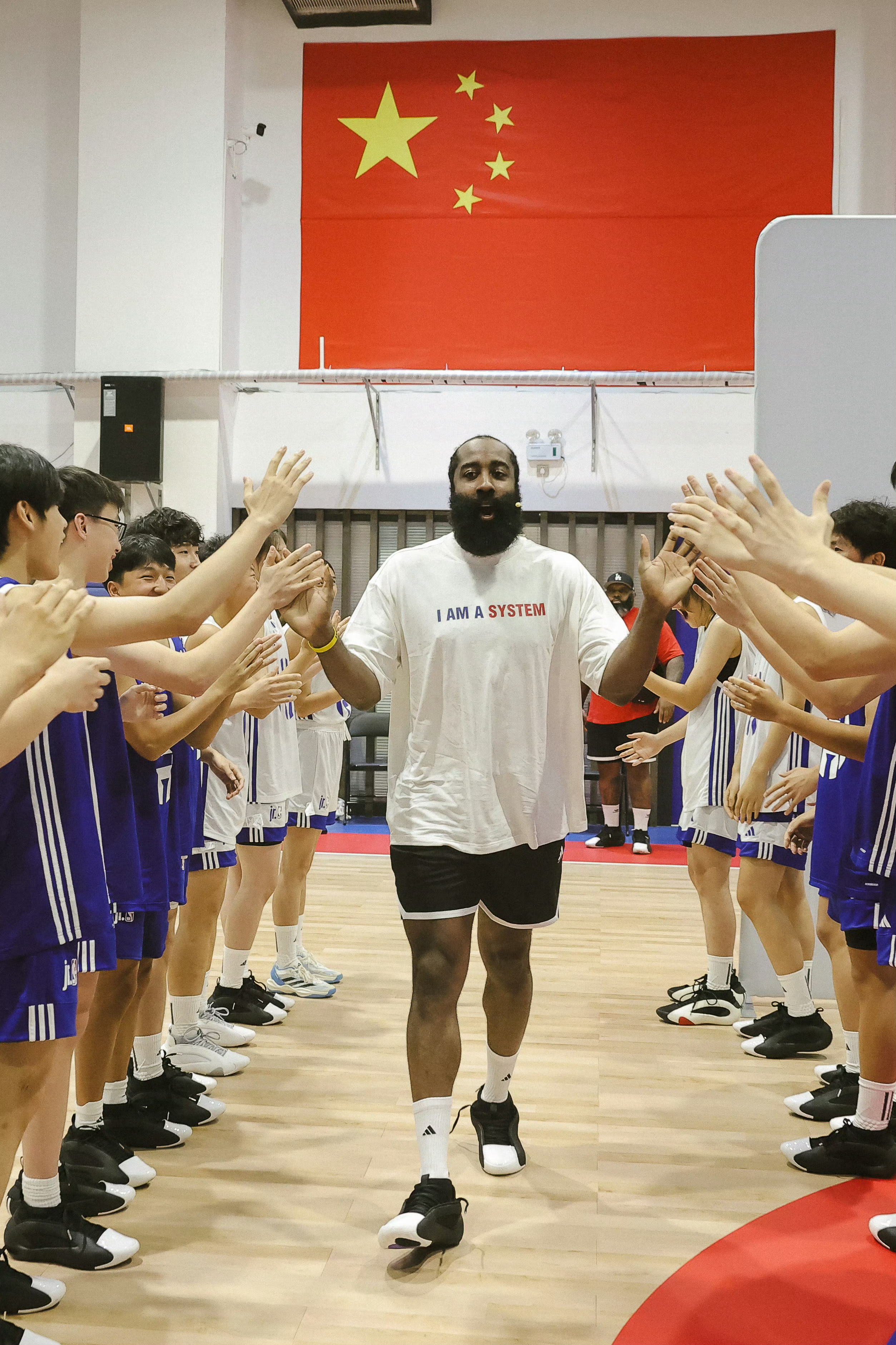 哈登将在明天上午10点落地广州白云机场 ​​​