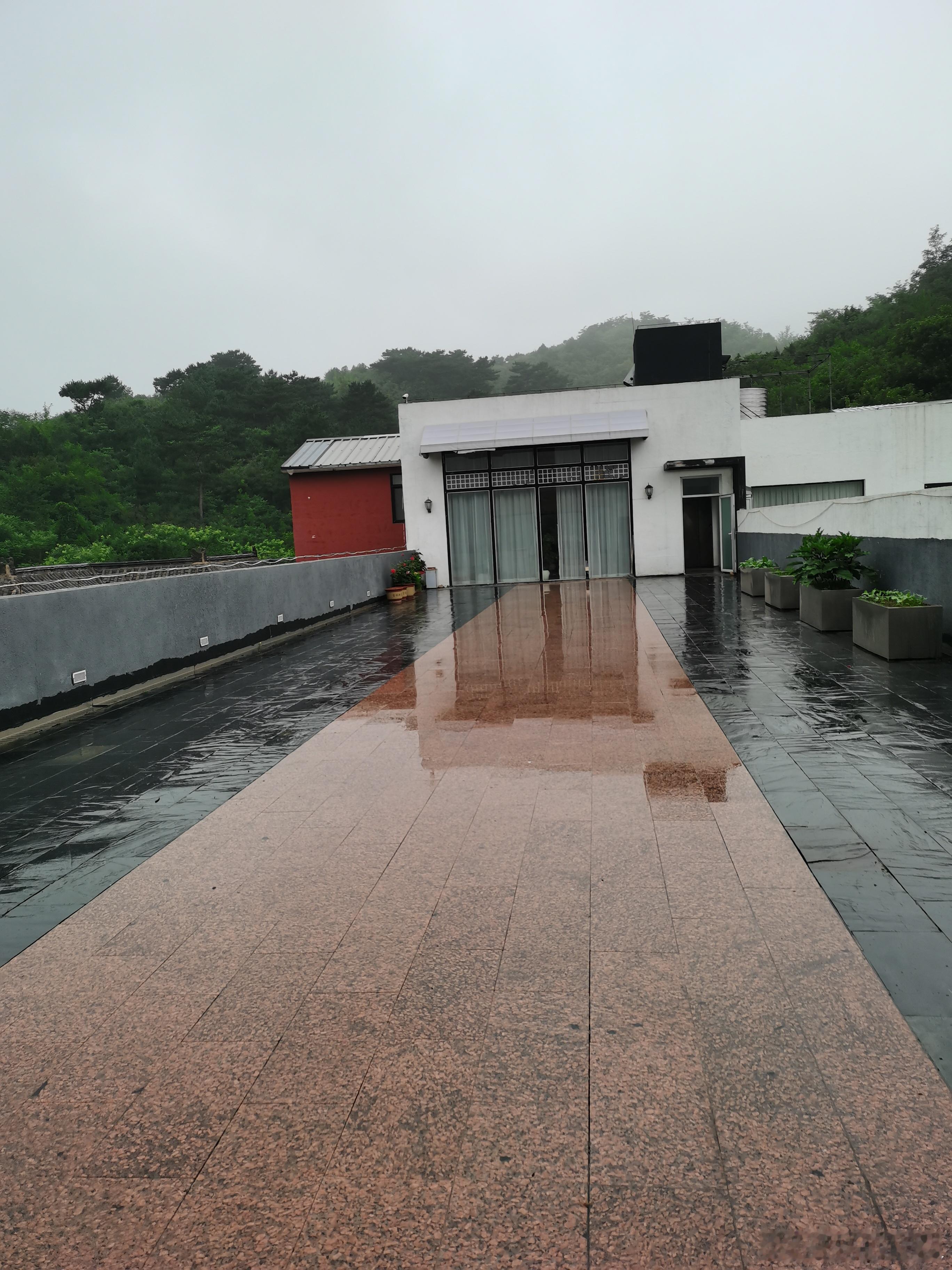生活手记 早晨六点睡醒，看到窗外下着蒙蒙细雨，远处山雾蒙蒙滴，走出房门来到露台地