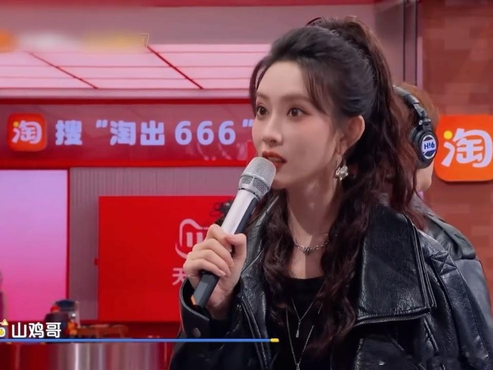 陈伟霆碰上孟子义粤语也能说急眼你好星期六节目里陈伟霆用粤语认真介绍脱口秀主持人，