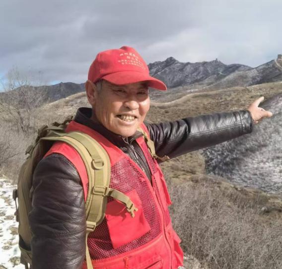32年独居荒山！自费30万植绿护城，他一人守住十里古长城
 
李荣，男，1960
