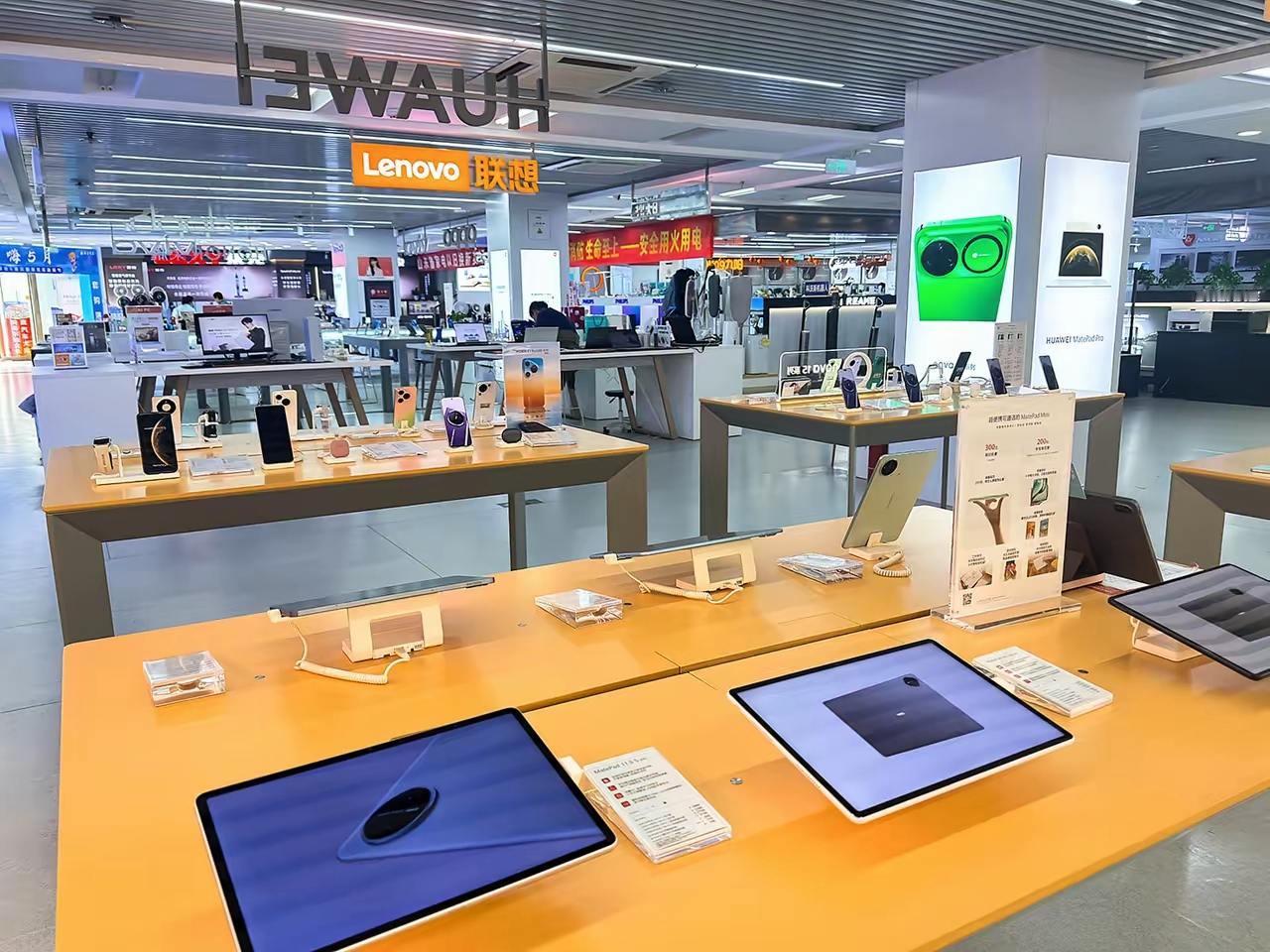 2026 年 5 月 8 日，济南银座电器（英雄山路店），下午的数码展区顾客稀疏