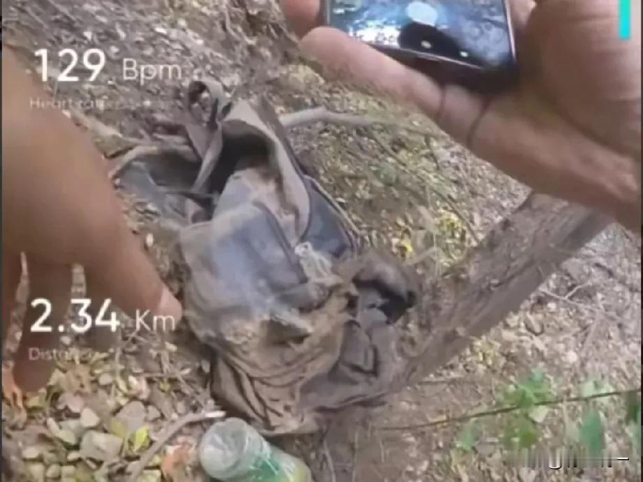 你能想象吗？竟有人在探险过程中，意外发现了一具在山里搁置了四年之久的尸体！
今年