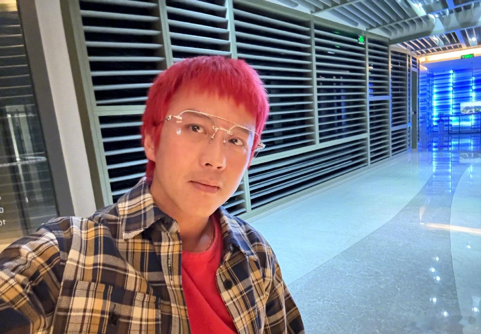 #邓超也染了红发# 分享自拍，红发是新发色诶！好潮好帅气！ ​​​