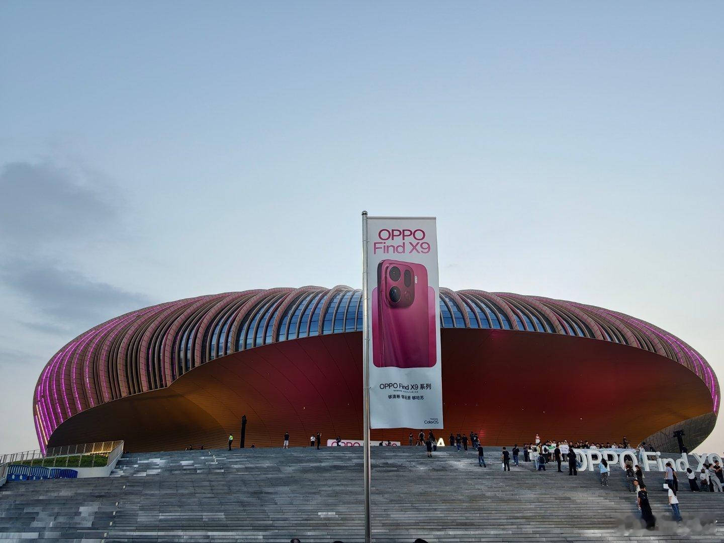 大湾区文化体育中心很漂亮，虽然位于广州，但是从深圳过来车程才半个小时，很方便。o