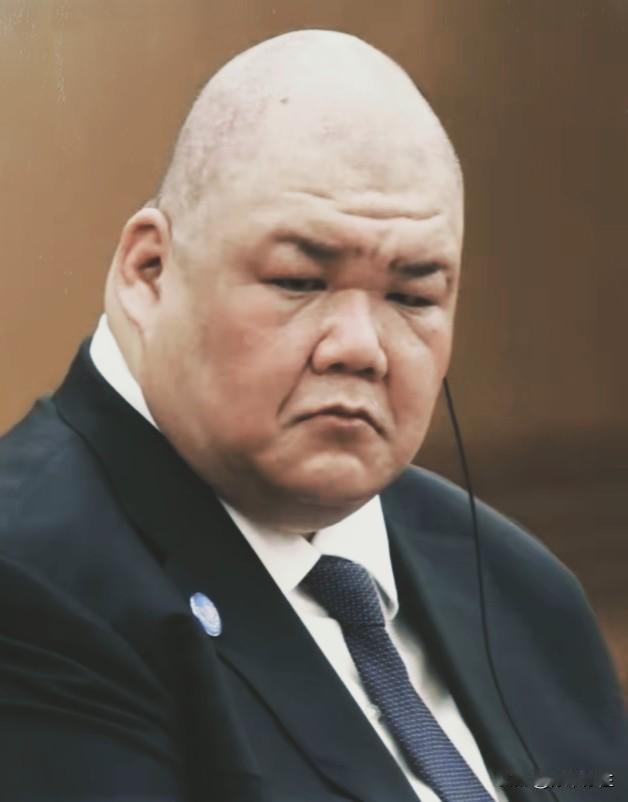 你们看这哥们年纪多大了？

看面相得有五六十岁了吧，可是实际上才44岁；

一脸