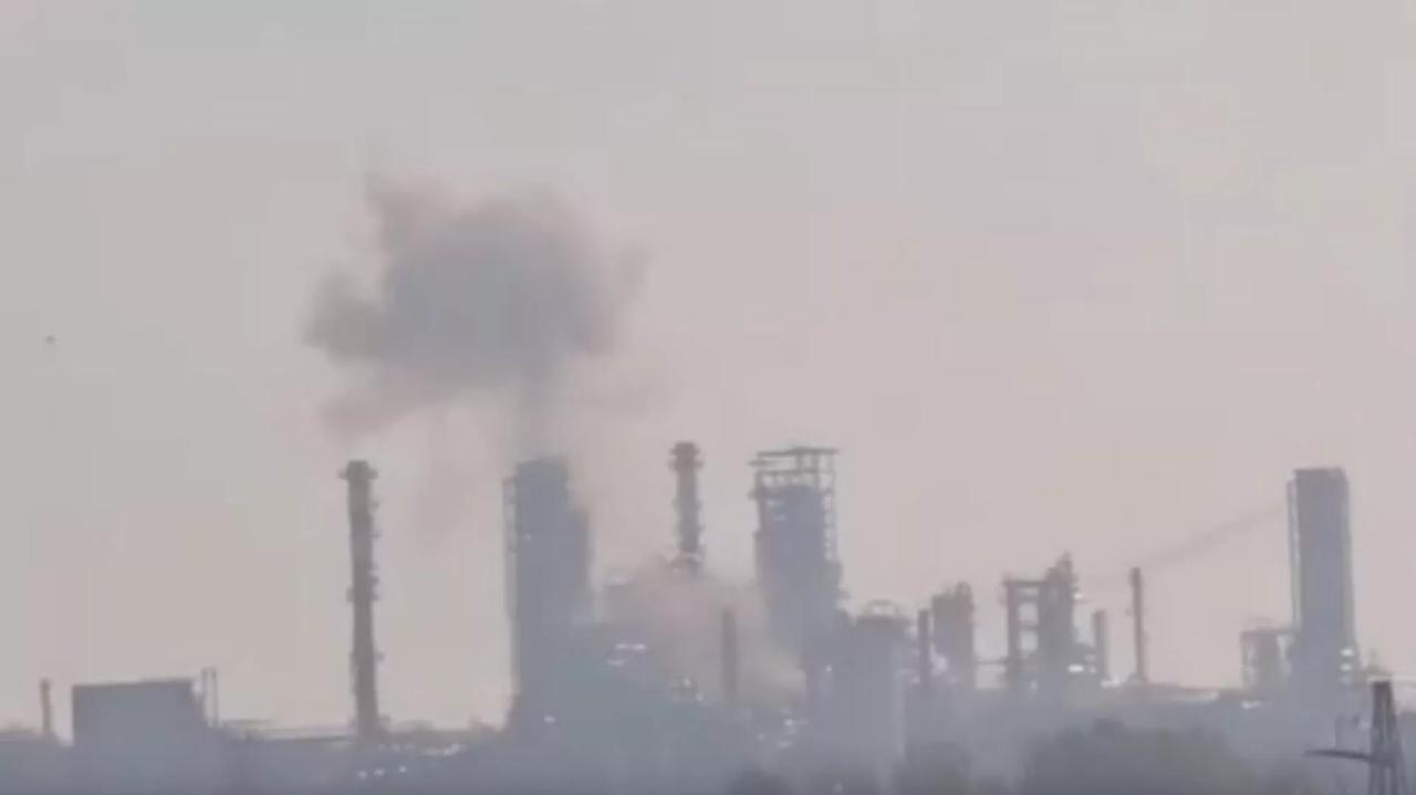 无人机袭击后莫斯科炼油厂发生严重火灾。

在莫斯科，大规模无人机袭击后，卡波特尼
