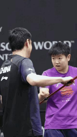 🔥新加坡大满贯训练场名场面！
莎莎化身“小教练”
Coco乖乖听讲太可爱

 