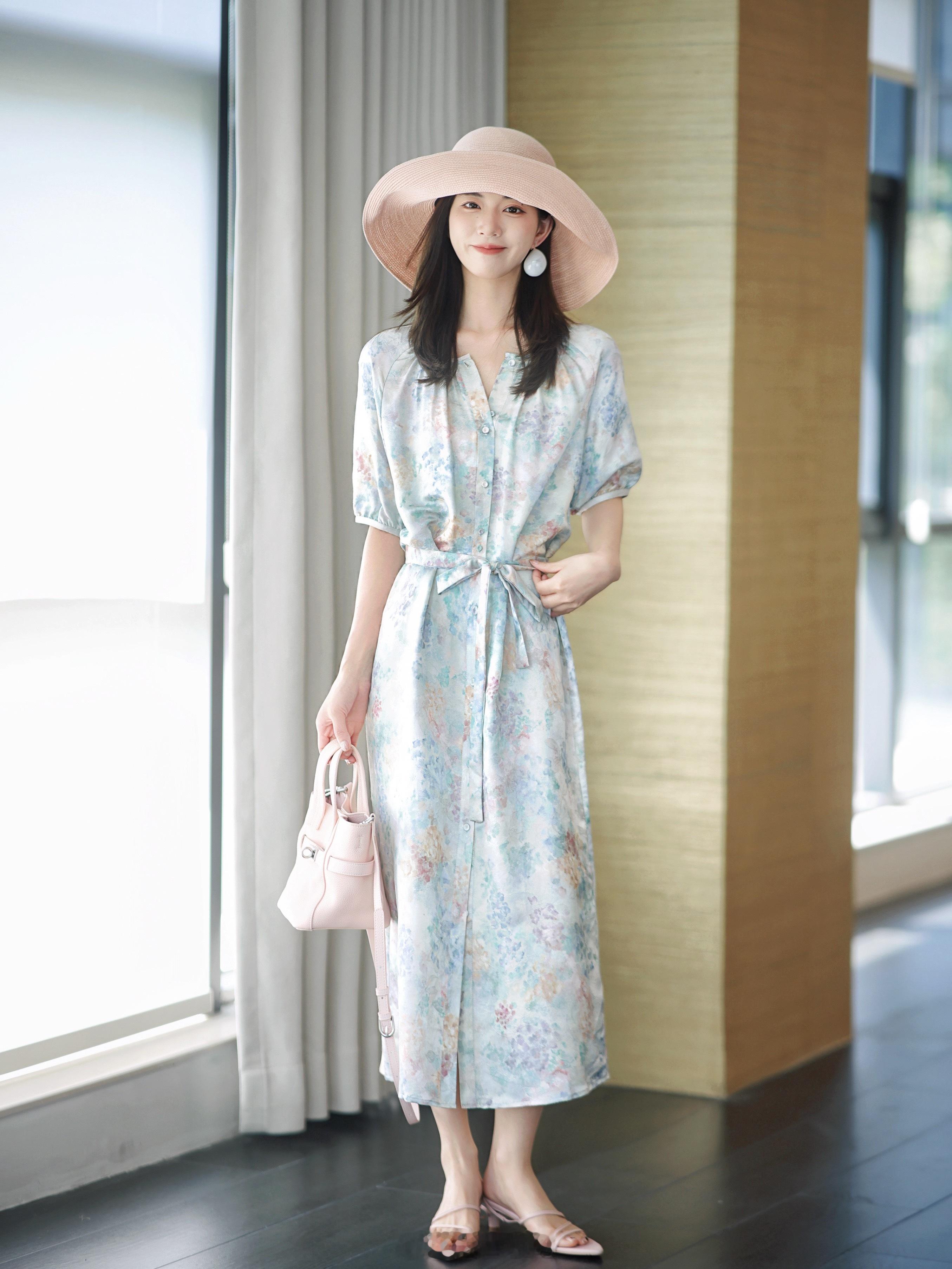 “夏天的风，我永远记得🌬️”一眼就清凉浪漫的连衣裙！水彩晕染印花 美绝了啊啊！