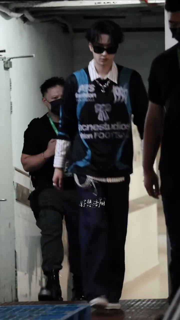 世界杯期间穿世界杯限定球衣男孩你的小心思很好猜哟🤲严浩翔穿了世界杯限定球衣