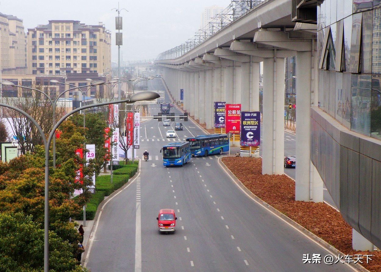 2015年3月在重庆轨道交通1号线微电园站拍到下边公交站的两辆蓝色城市之星公交车