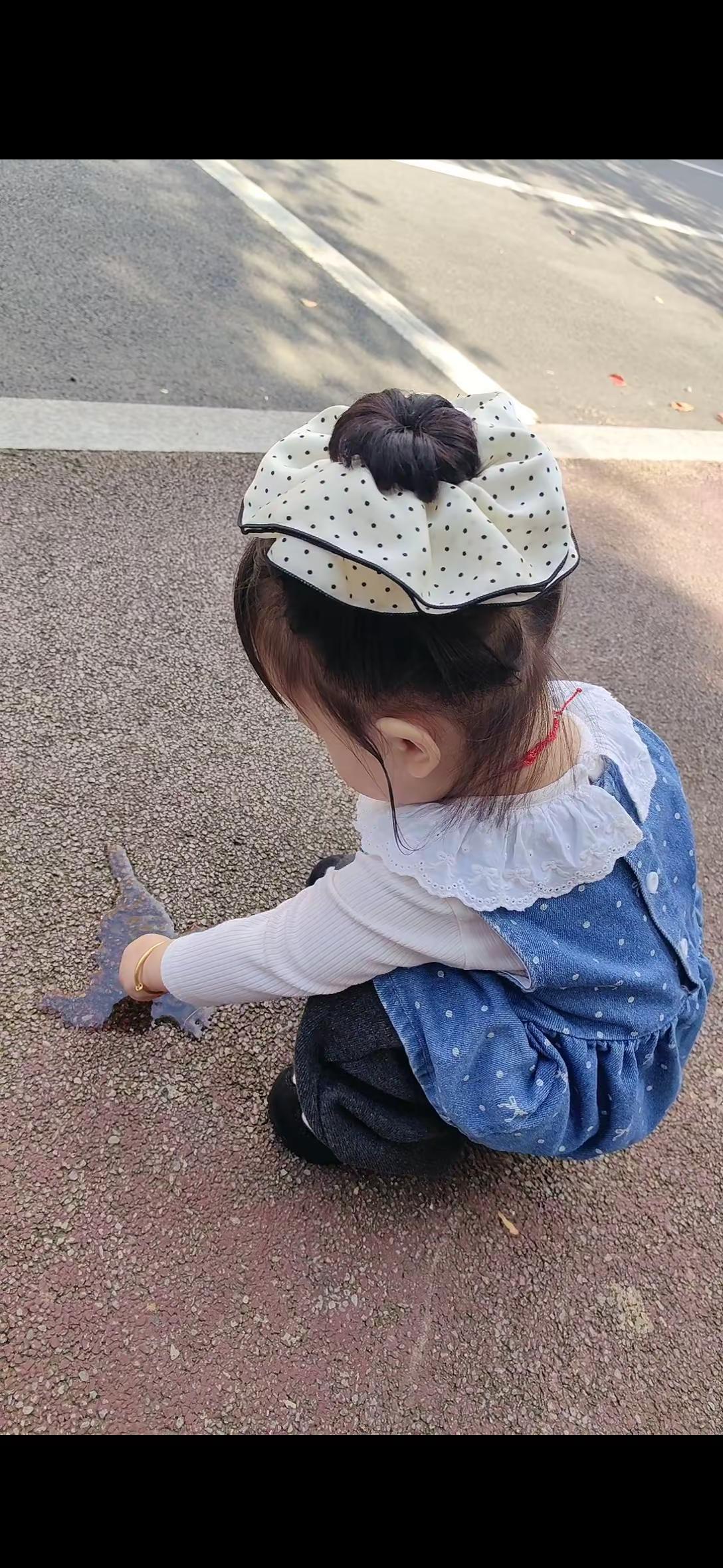 妈咪的心，像坐过山车。
一边想飞，一边被娃拽住不放。
情绪炸了，又咬牙撑着。
育