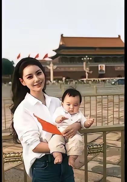 马筱梅最让人佩服的，
不是她国庆节带儿子去天安门，

而是她竟然敢举着五星红旗拍