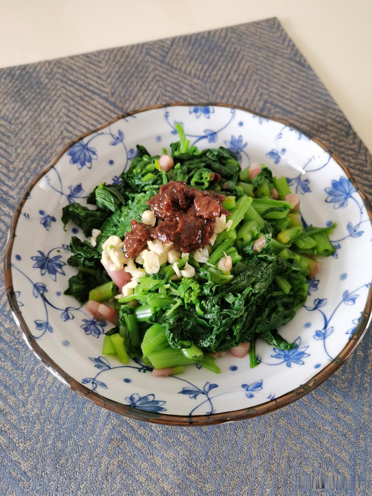 今天吃饭，我妈突然说：“你多吃点青菜。”
我：“为啥？”
我妈：“省得别人说你，