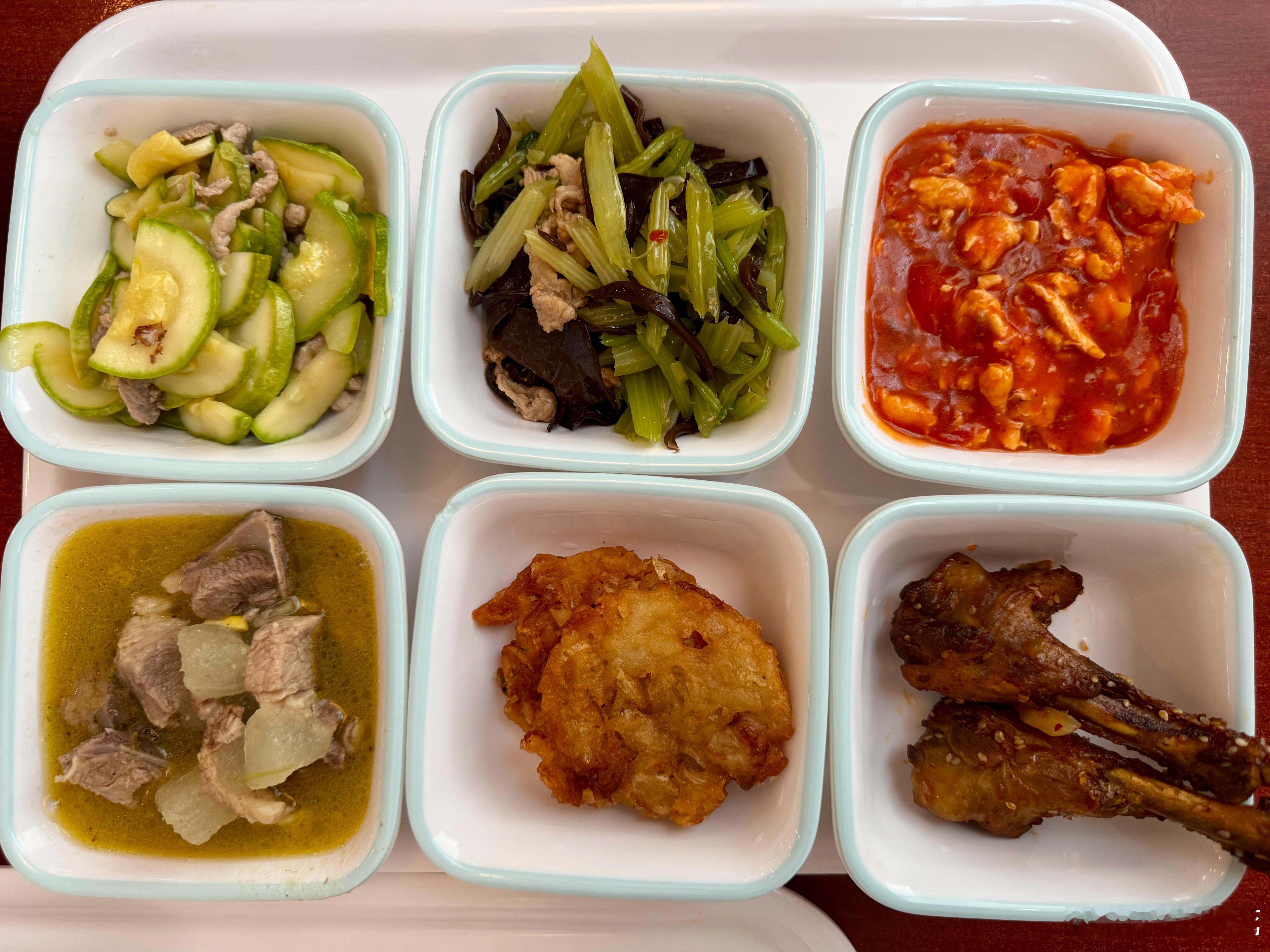 今天中午恰极氪的饭大家感受亿下极氪家的菜色如何～ ​​​