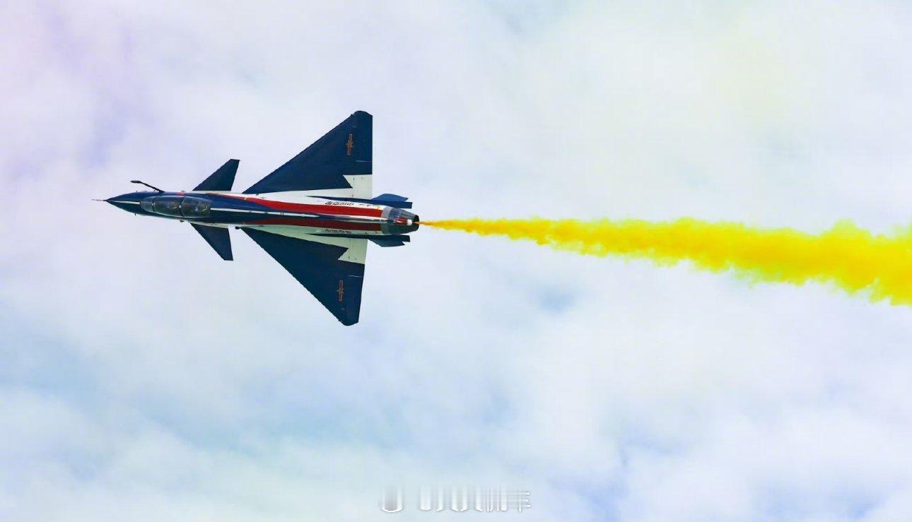 中国战机帅气溢出屏幕歼10-C，有点帅