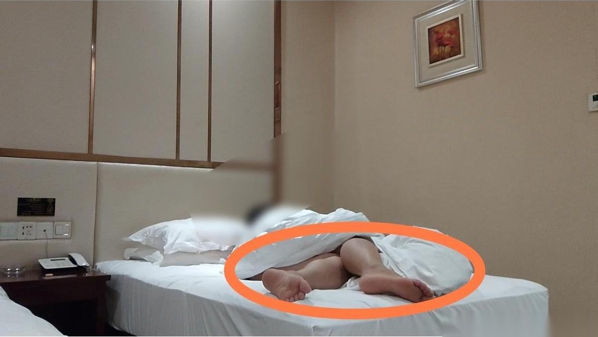 我有个45岁的兄弟，长得特别有男人味，身材高大魁梧，帅看着威猛又精神，一表人才的