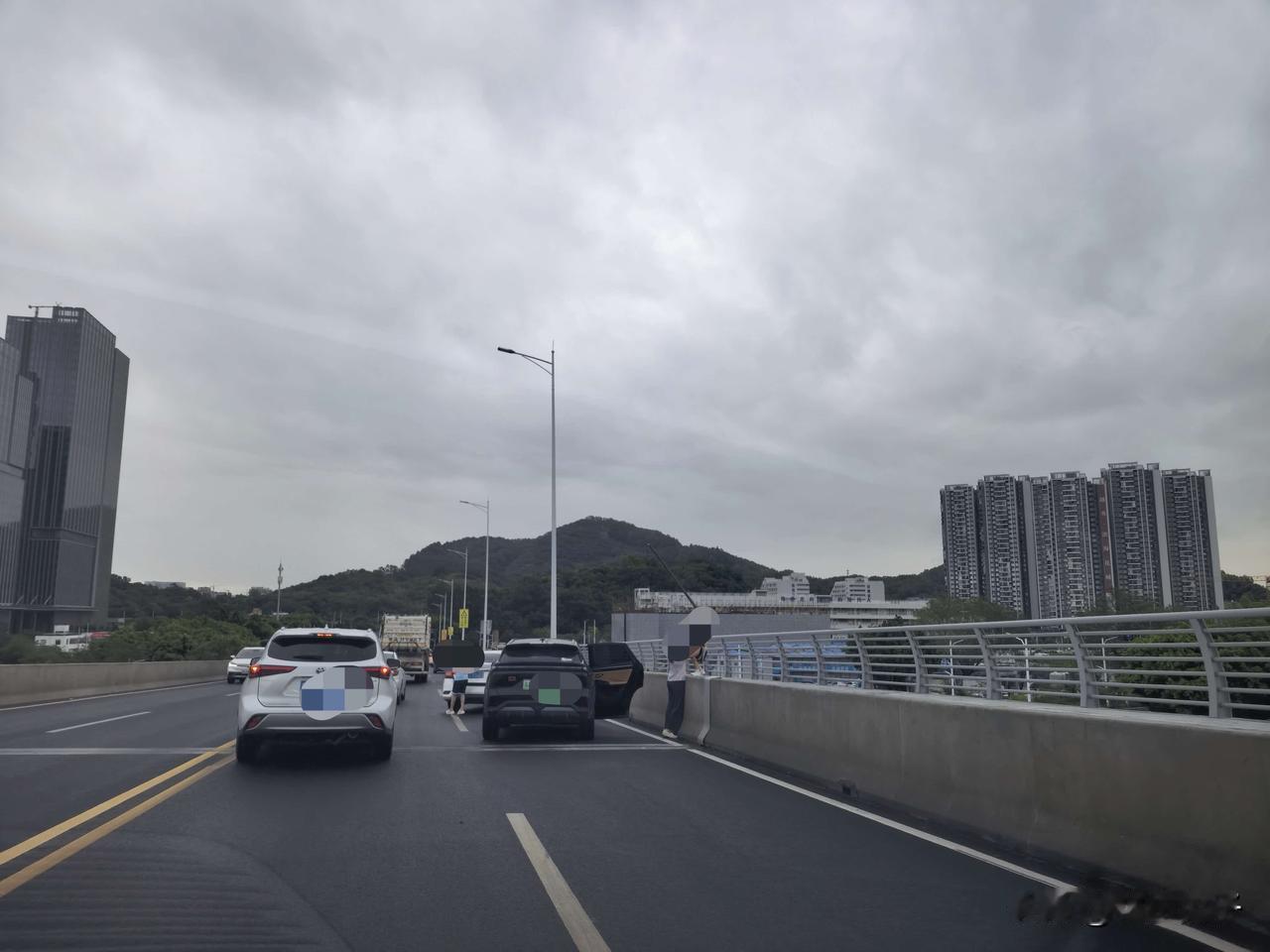 开学了，呼吁车主们经过亭角大桥减速慢行。

9月1日开学第一天的早上，亭角大桥新