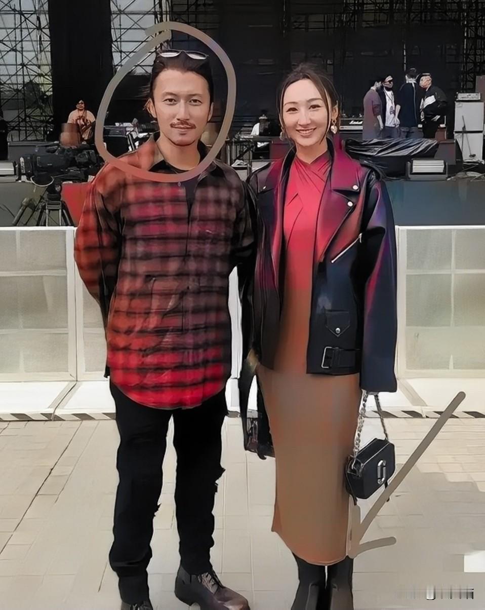 说句可能招骂的大实话，
从小到大我就没get到谢霆锋的帅点，
论长相，真不如他爹