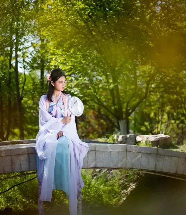 方圆天地，为头条联友对联：
青山舒画卷，松风入韵，
绿水溢诗章，柳岸生情。