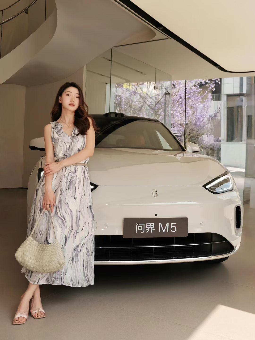 不只是一辆车，是赋闲独享香氛音乐的治愈空间，更是陪我奔赴每一场约会的优雅底气。