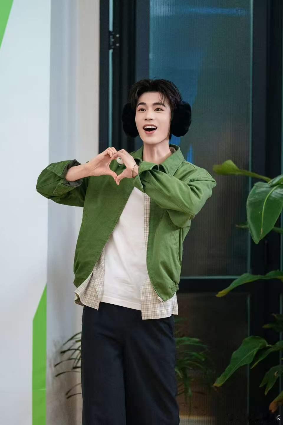 张凌赫被开推调成啥了 yes or no刚开始张凌赫就开始脱衣服了，这个习惯到底