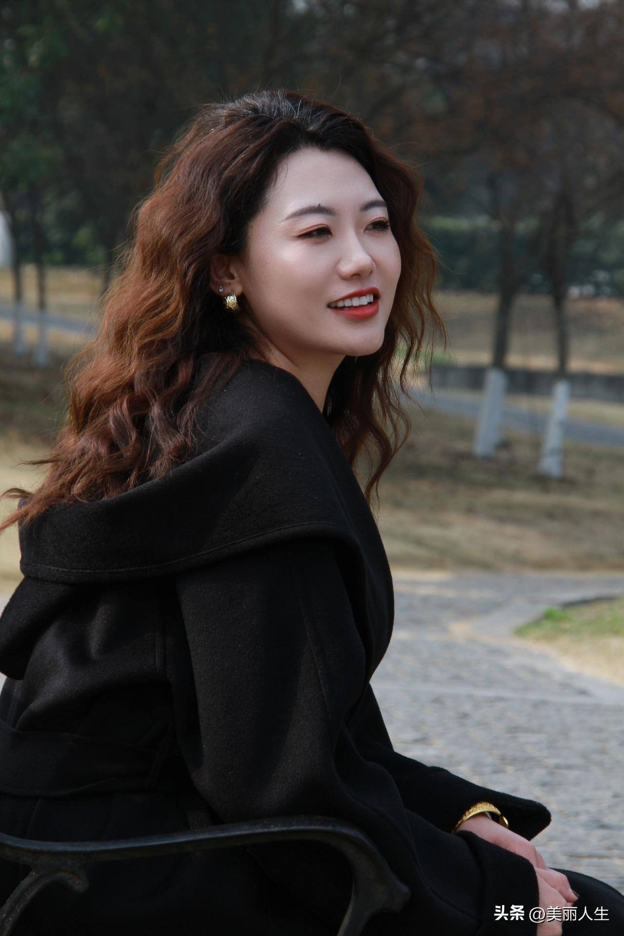 随手拍美丽花朵。公园一角，阳光明媚，看着人群，蓝天白云，花花草草，心情美丽！