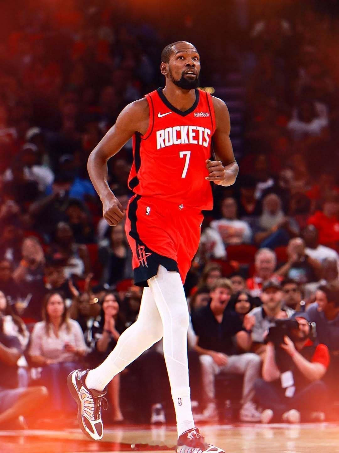 近日，火箭球星杜兰特参加了播客节目《Pivot Podcast episode》