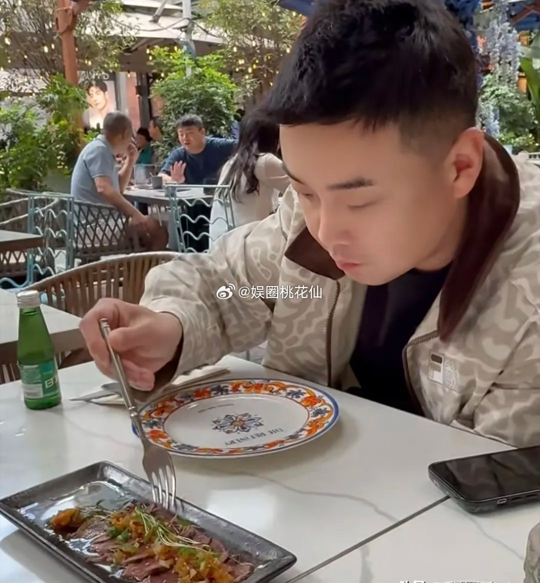 王皓带老婆孩子去上海参加活动，10岁大儿子王乾洲喂爸爸吃冰淇淋，老婆闫博雅喜欢吃