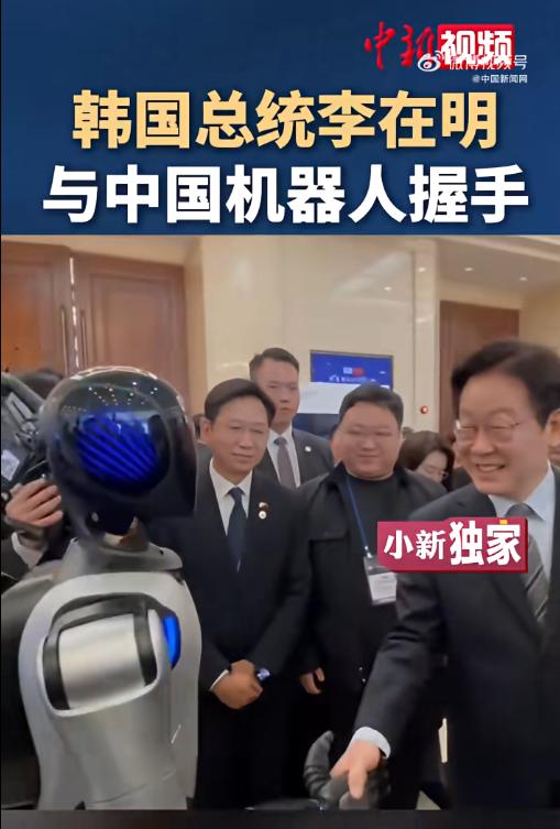 李在明与中国机器人握手，现场笑开了怀。李在明是本月4日来的，昨天来到上海。今日（