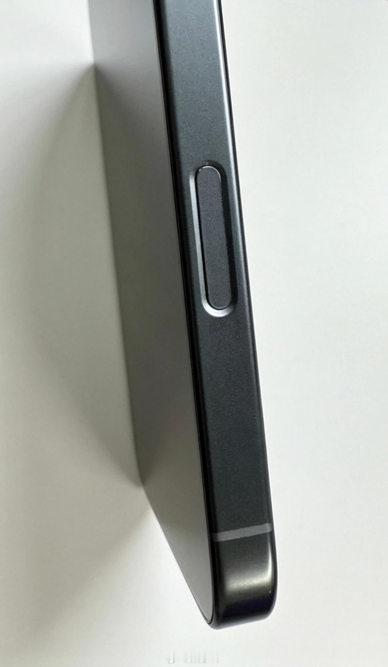 曝iPhone18Pro简化相机按键iPhone 18 Pro / Pro Ma