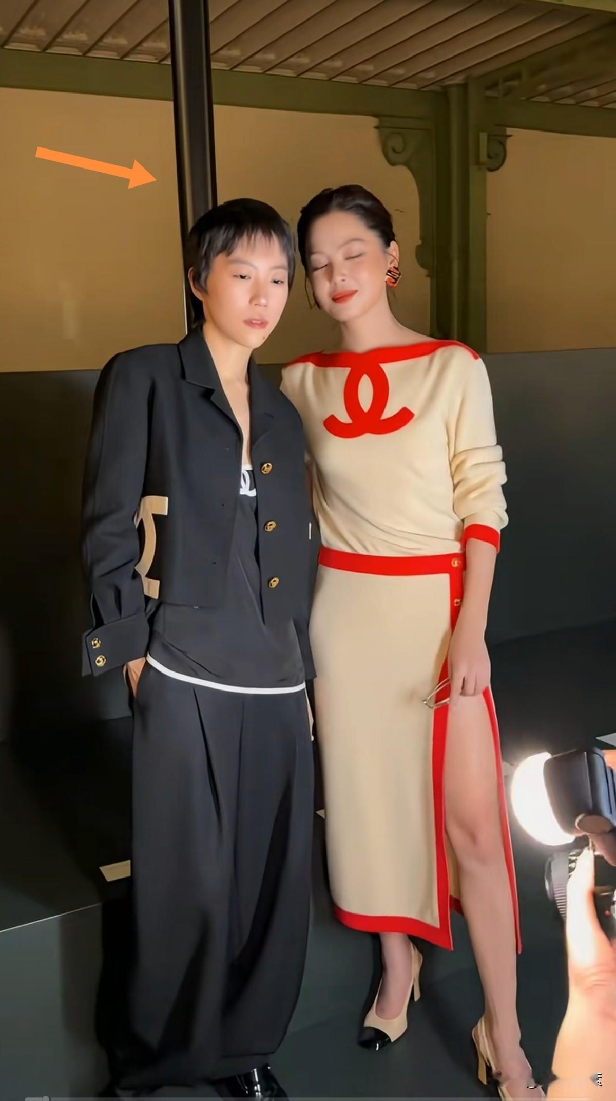 明明长相一般，唱歌也一般，然而在中国娱乐圈里，她随便一个电话，就可以叫来无数明星