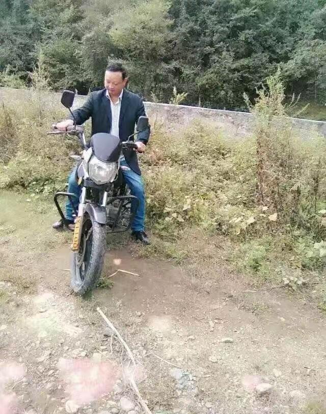 这是二十年前的烂摩托了，跑到个山沟沟，水深了跑不动，车都坏掉了，摩托车卖废铁都卖