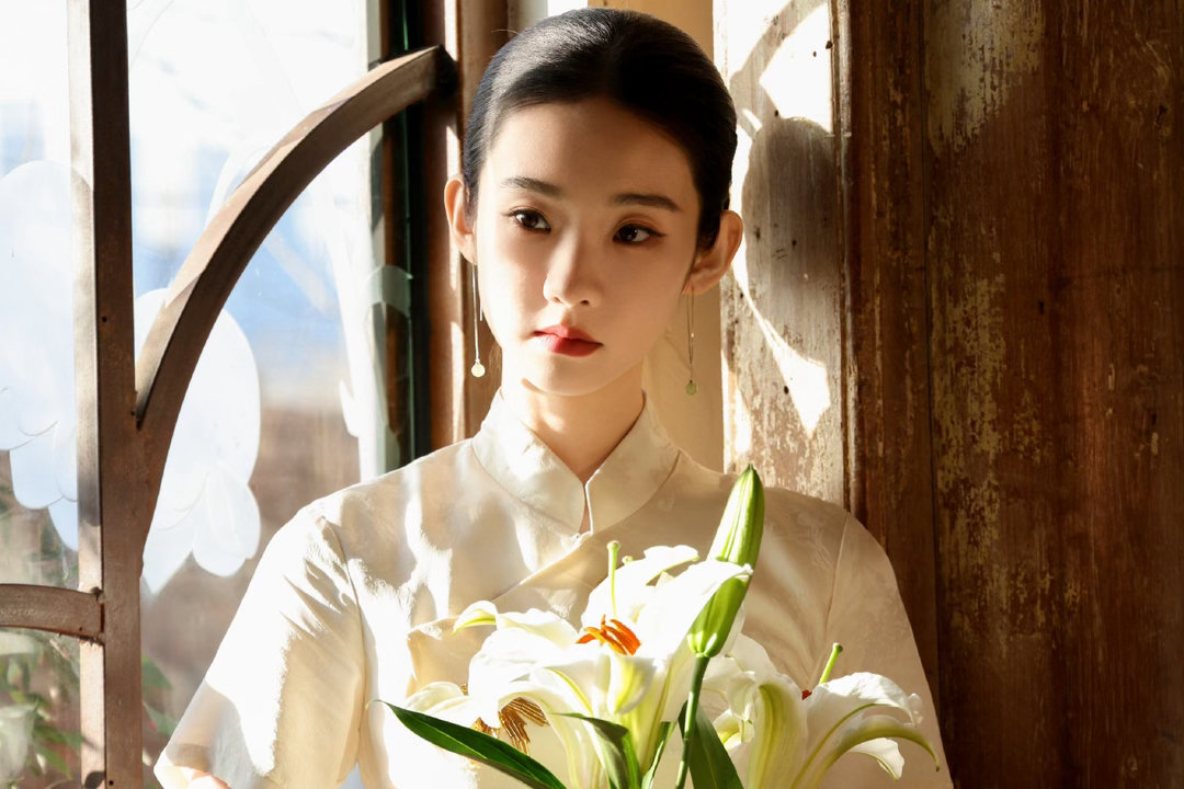 张艺凡民国美人 张艺凡一袭白玉兰旗袍造型太绝了，眉眼间尽是温婉雅致，妥妥的民国大