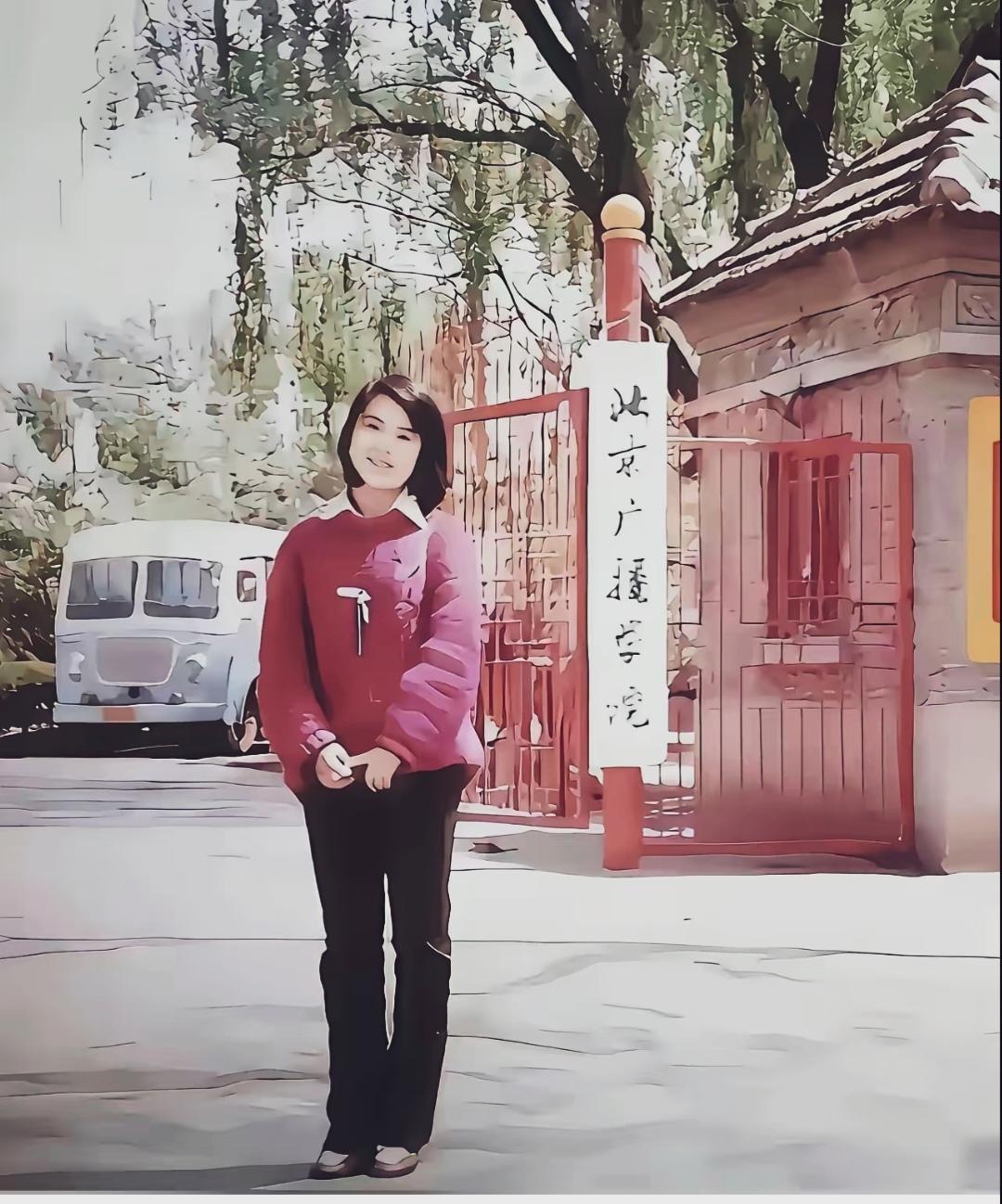 当时也算棵嫩草，只是后来越走越油腻。一直顶着锅盖头。认出她是谁了吗？